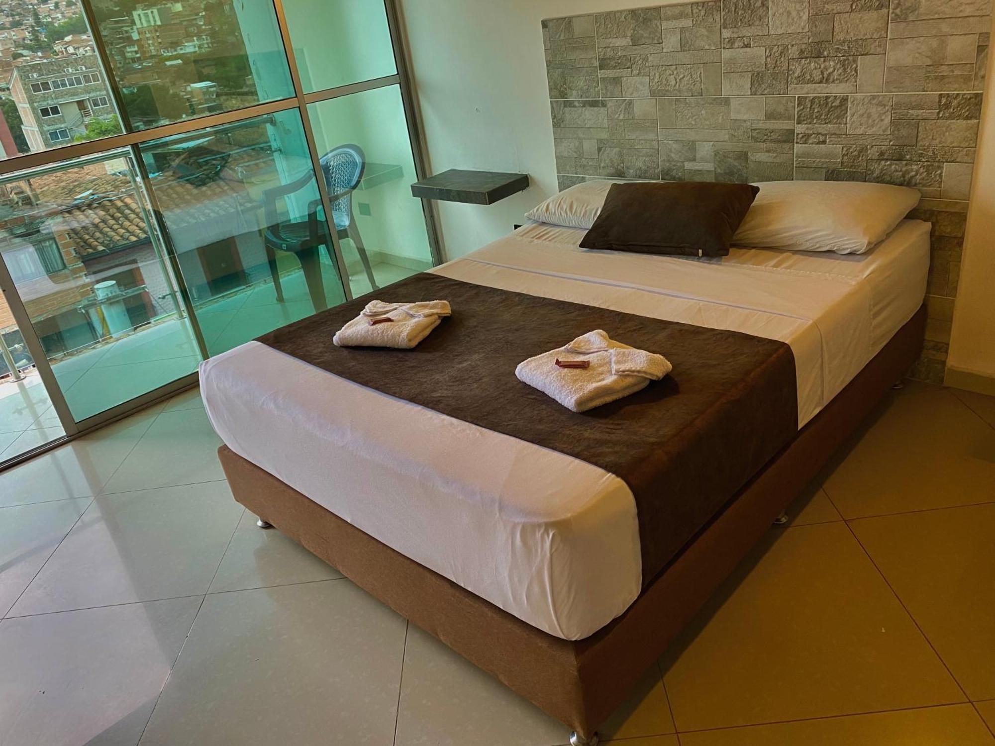 Hotel Buenos Aires Central Medellin Bagian luar foto